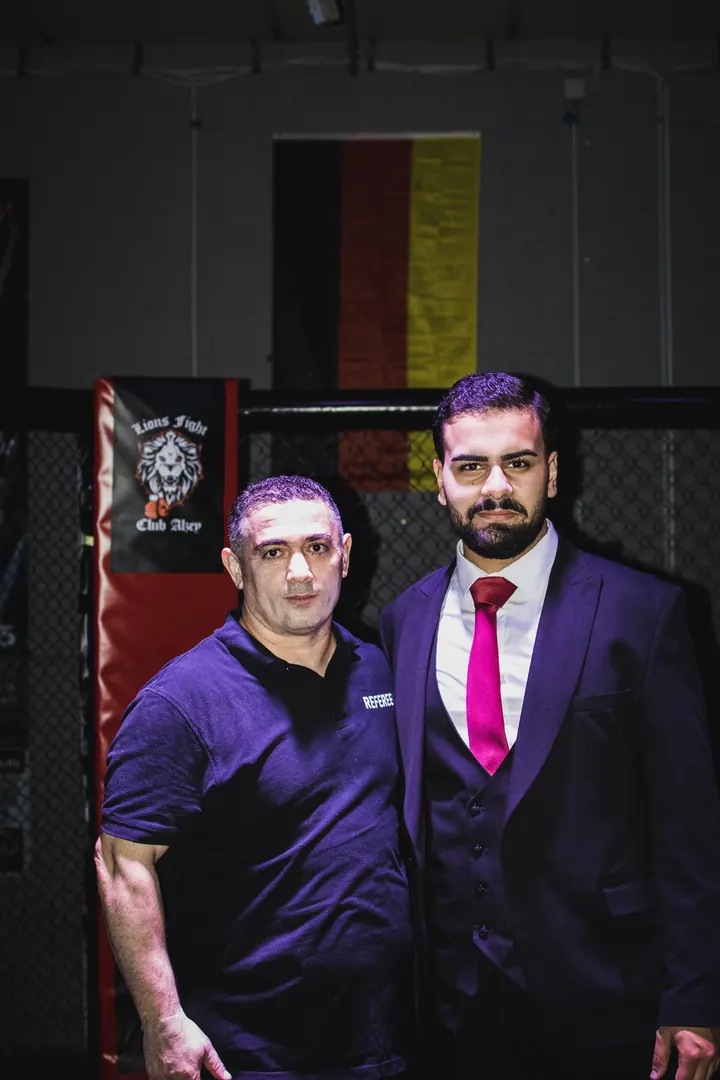 Umut Yagmur mit dem Ringrichter vor dem Käfig