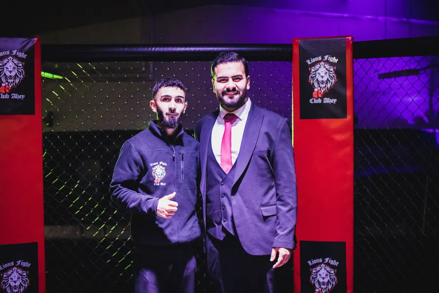 Umut Yagmur mit einem jungen Mann vor dem Käfig