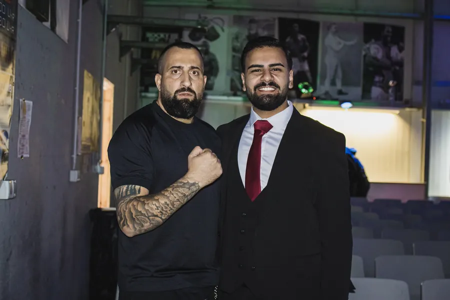 Umut Yagmur und ein Gast mit Faust im Saal