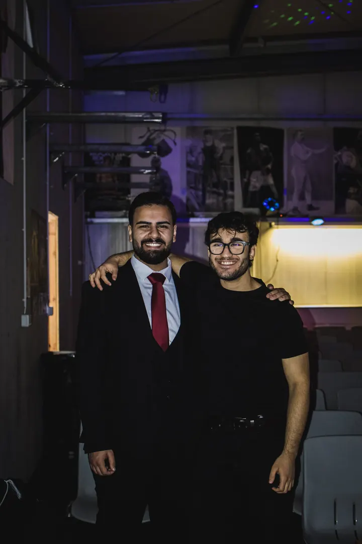 Umut Yagmur Arm in Arm mit einem Gast