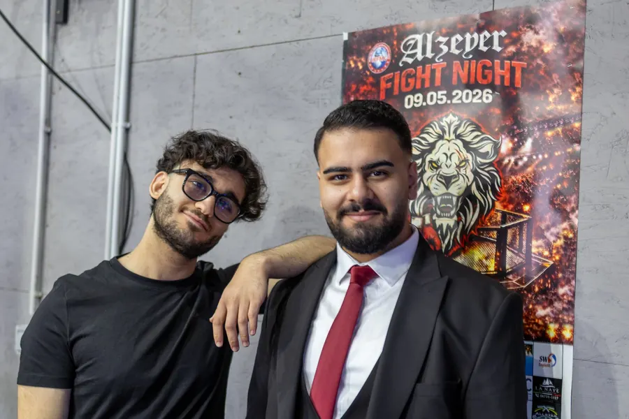 Umut Yagmur mit einem Gast vor dem Plakat der Alzeyer Fight Night